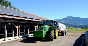 Allgäuer Smart Farm: Hybrid-Trecker tanken Sonnenkraft vom Dach