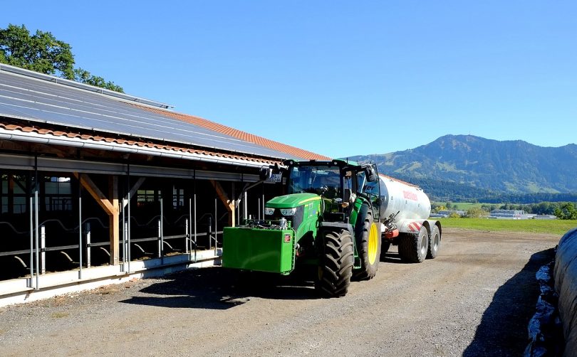 Allgäuer Smart Farm: Hybrid-Trecker tanken Sonnenkraft vom Dach