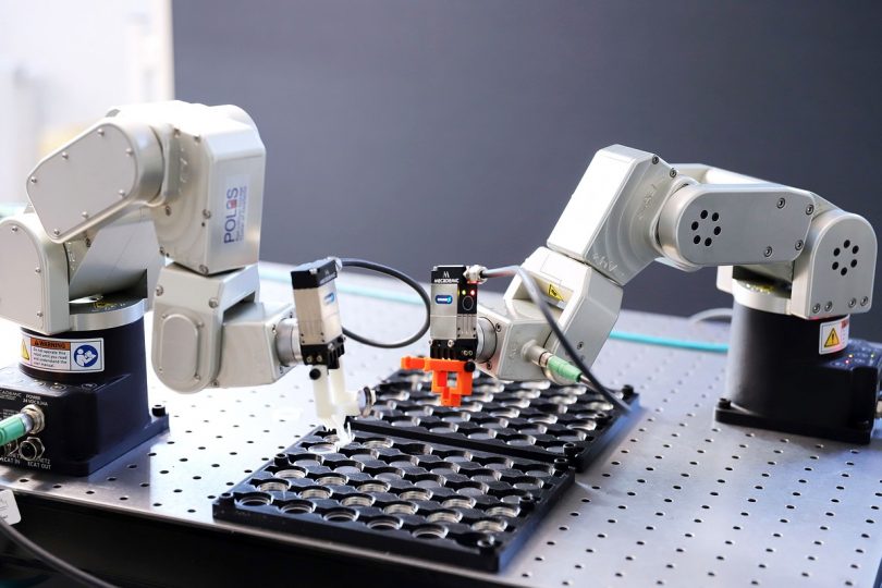 Im Projekt BATTERY 2030+ sollen Roboter rund um die Uhr an neuen Batterien arbeiten und mit KI selbstständig neue Versuche planen und auswerten.
