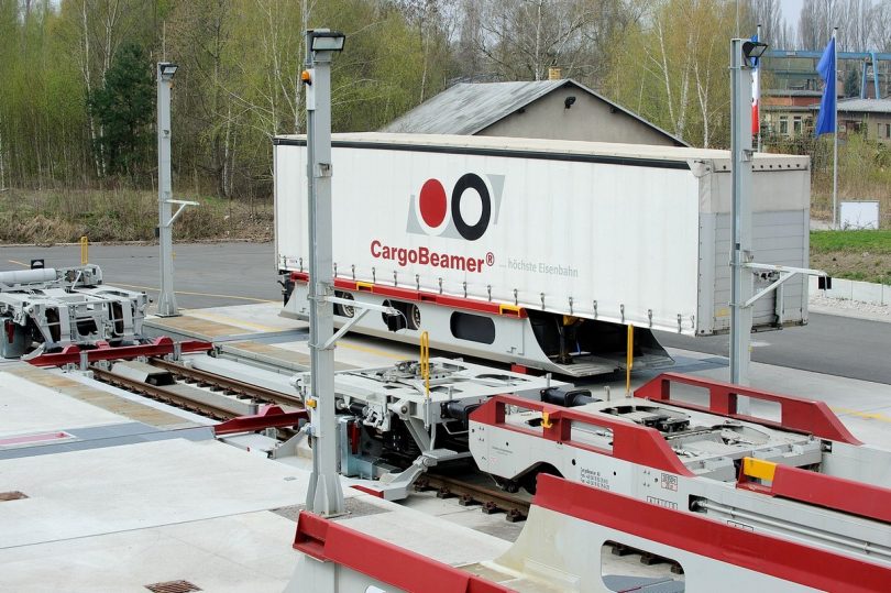 LKW auf die Schiene: duisport investiert in CargoBeamer