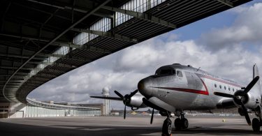 Flughafen Tempelhof mit Luftbrücken-Flugzeug