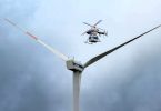 DLR-Drohne superARTIS in der Nähe der Windenergieanlage