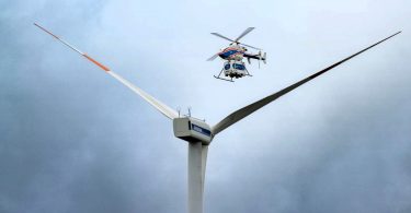 DLR-Drohne superARTIS in der Nähe der Windenergieanlage